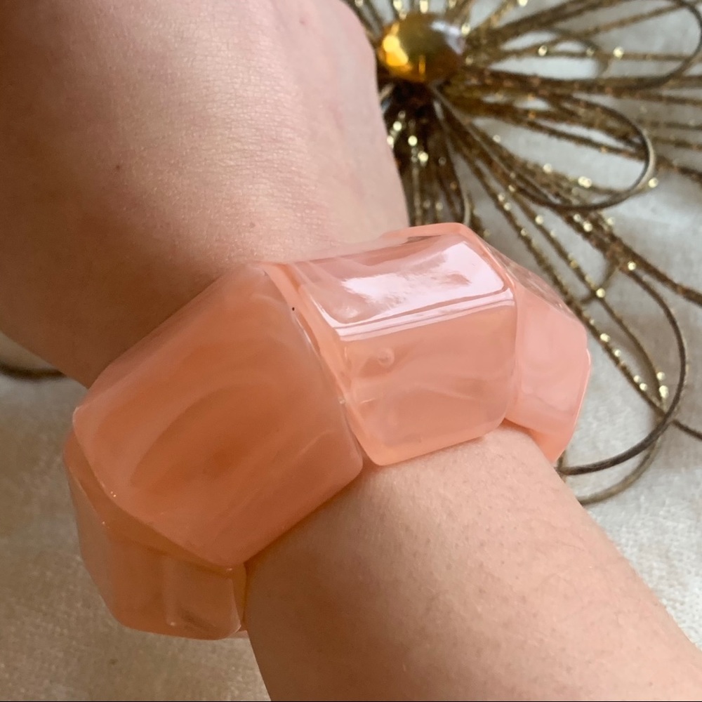 💖 SALE TODAY ONLY Vintage pink lucite bracelet